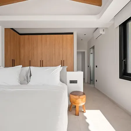 Anassa - Luxurious 4-bedroom With Private Pool By Temma Willa