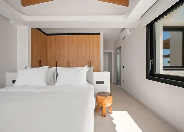 Anassa - Luxurious 4-bedroom With Private Pool By Temma Willa