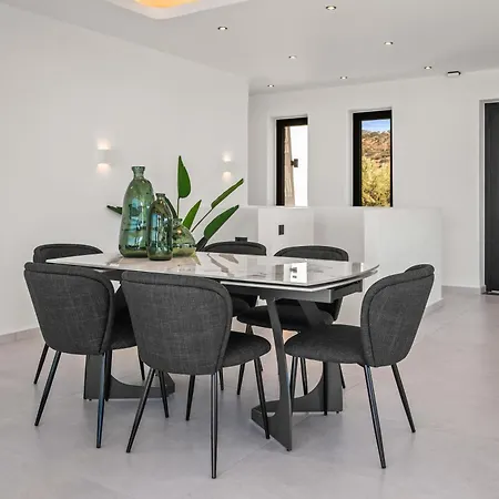 Villa Anassa - Luxurious 4-bedroom With Private Pool By Temma *